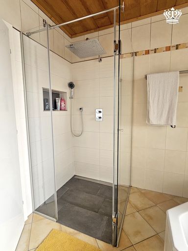 Badezimmer im 1.OG Ansicht 2 mit Regendusche