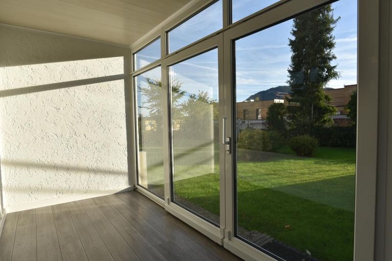 verglaste Loggia mit Ausgang in den Garten