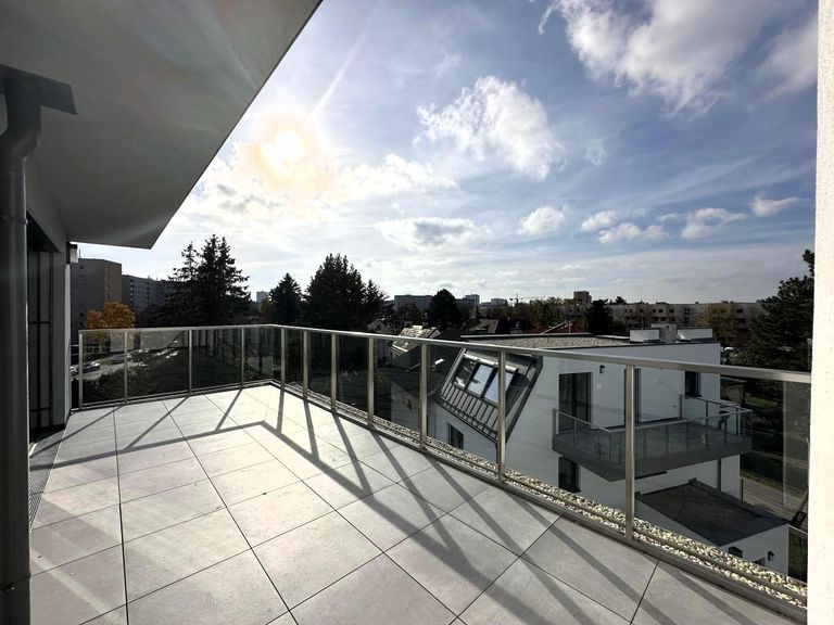 Terrasse 1 / 3