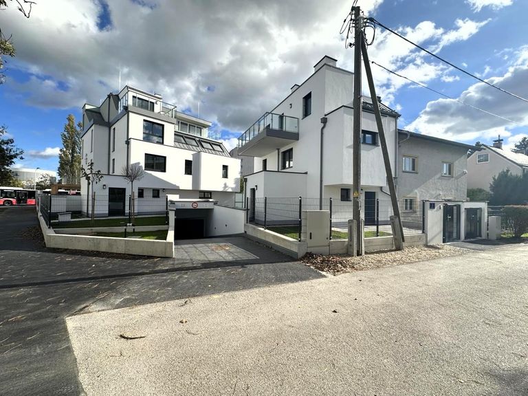 Straßenansicht / Garagenein- und -ausfahrt