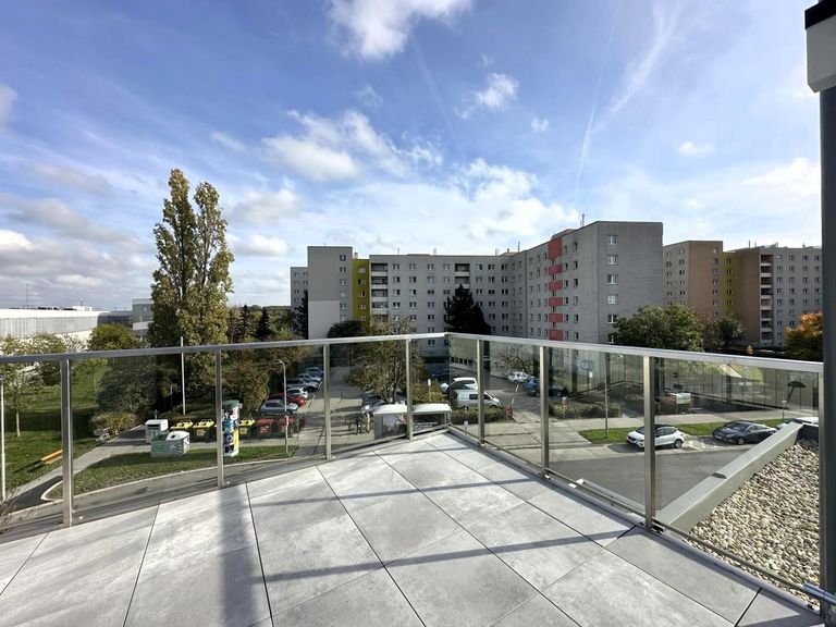 Terrasse 2 von 3