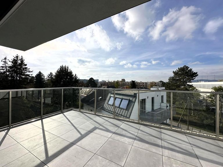 Terrasse 1 / 3
