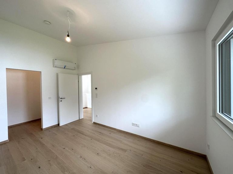 OG / Schlafzimmer 1 von 3, mit Garderobe, klimat