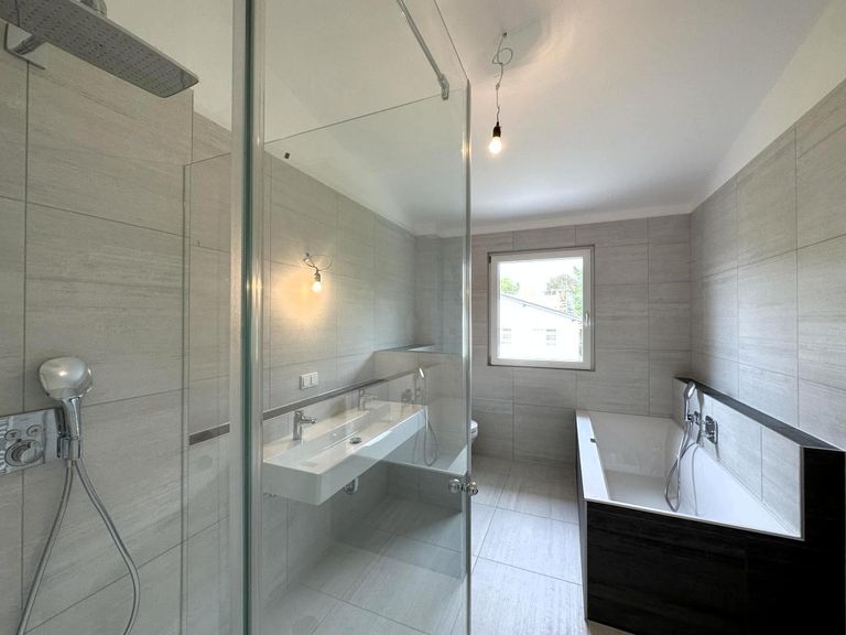 OG / Bad mit Wanne, Du, Doppel-WB, WC + Handtuchtr