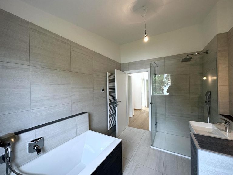 OG / Bad mit Wanne, Du, Doppel-WB, WC + Handtuchtr