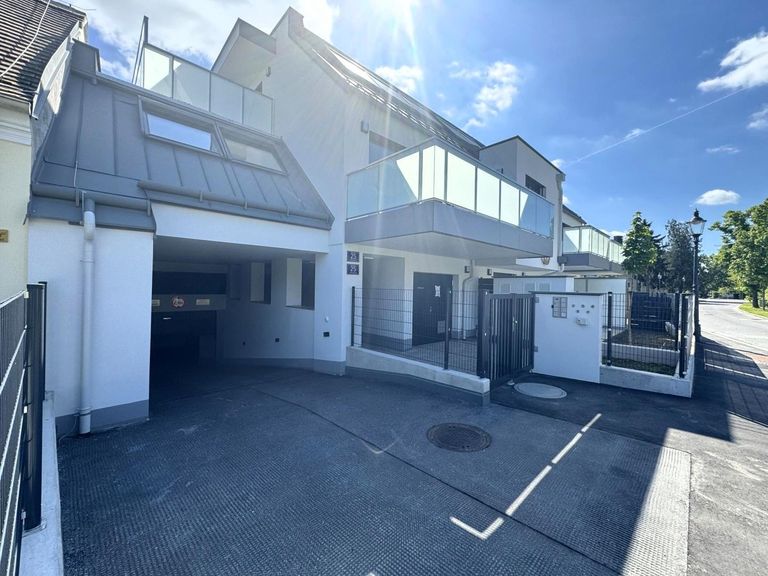 Wohnhaus / Garageneinfahrt