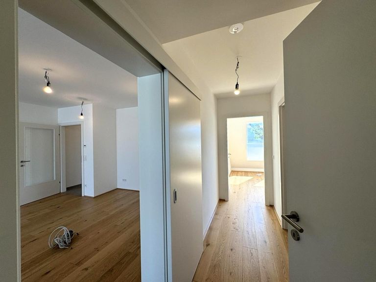 Flur / Blick ins Wohnzimmer