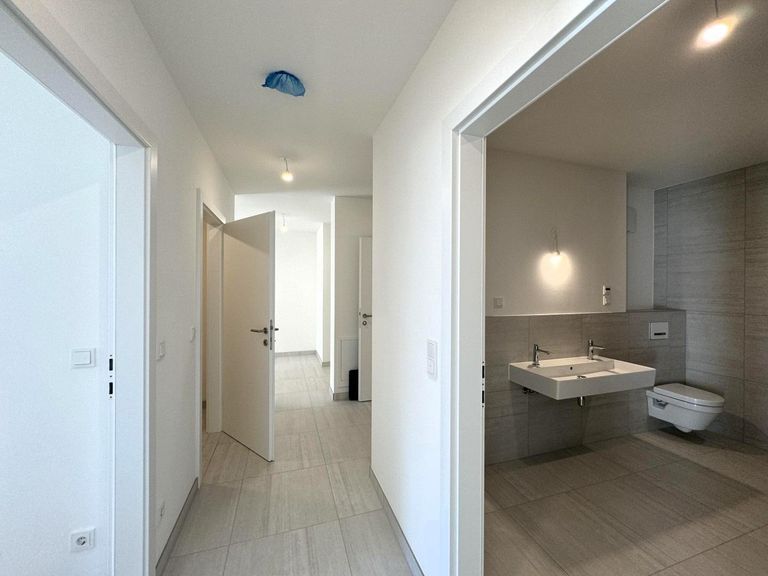 Flur / Blick ins Badezimmer