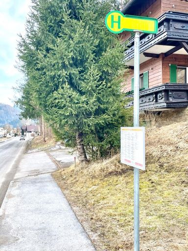 Bushaltestelle vor der Haustüre
