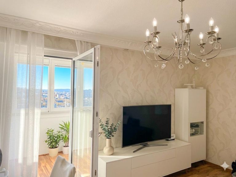 Wohnzimmer mit KI dekoriert
