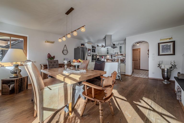 Ess- und Kochbereich mit Kamin