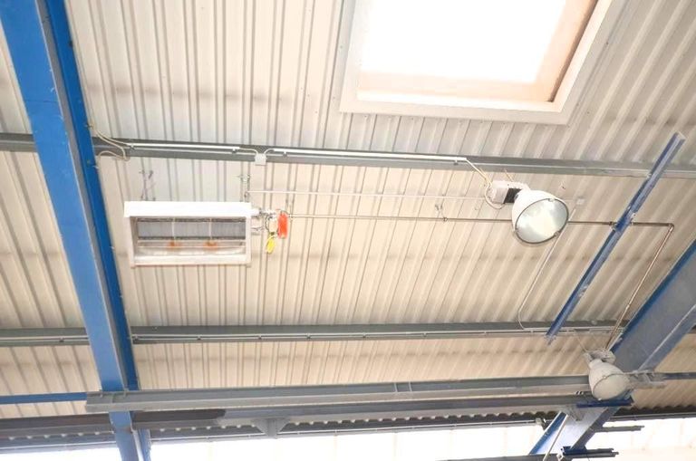 Deckenheizung und Leuchten