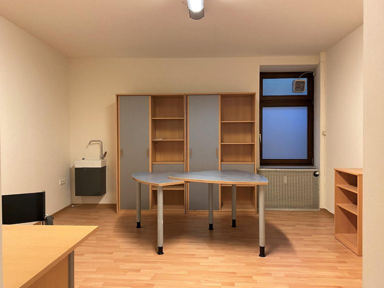 Raum 2 mit Waschbecken, ca. 18 m²