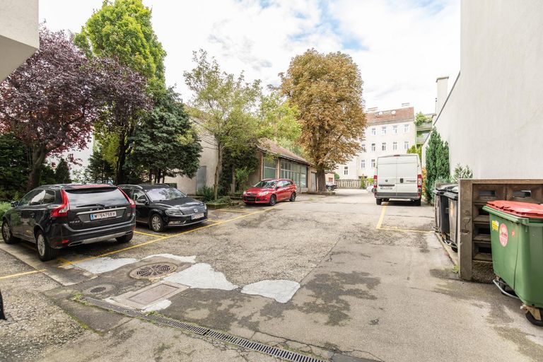 3224 Parkplatz im Hof