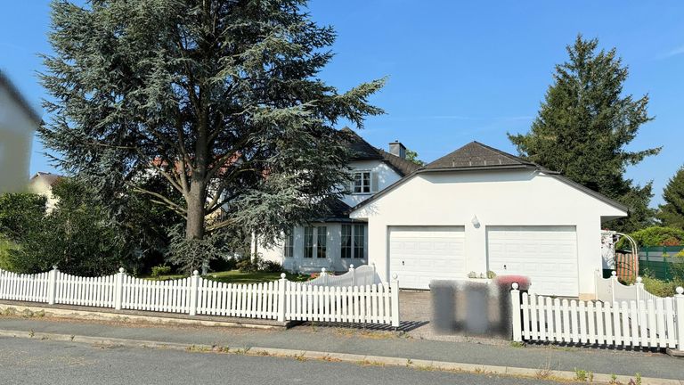 Ansicht mit Doppelgarage