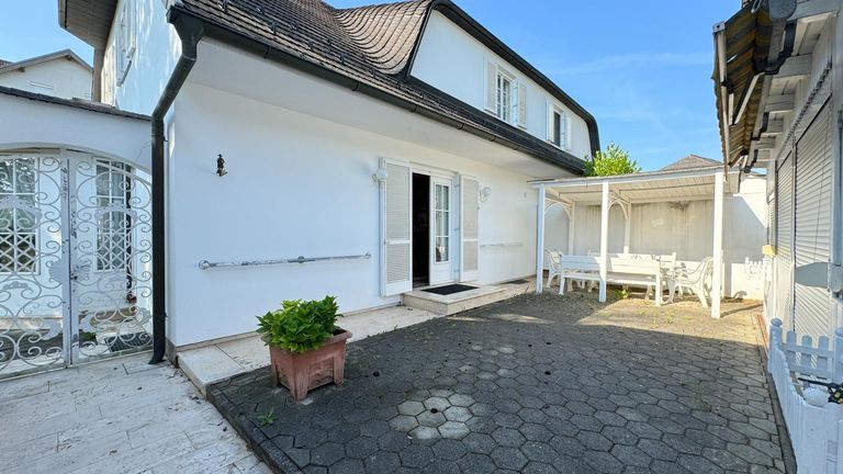 Terrasse mit Zugang zum Garten und Garage