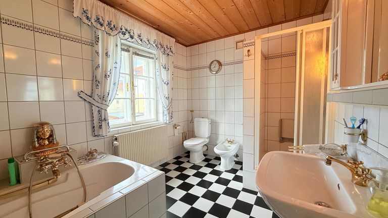 Badezimmer mit Dusche, WC und Badewanne