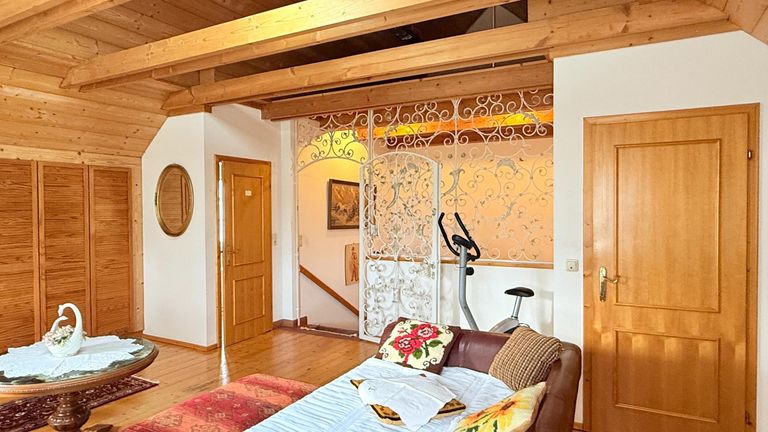 Blick zur Schlafzimmer- und Badezimmer Tür