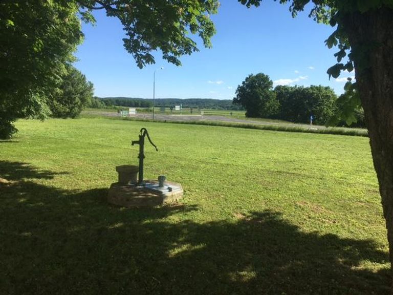 Grundstück mit Brunnen