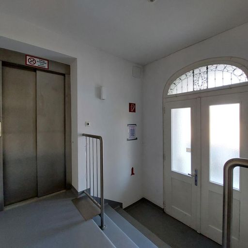 Eingangsbereich mit Aufzug