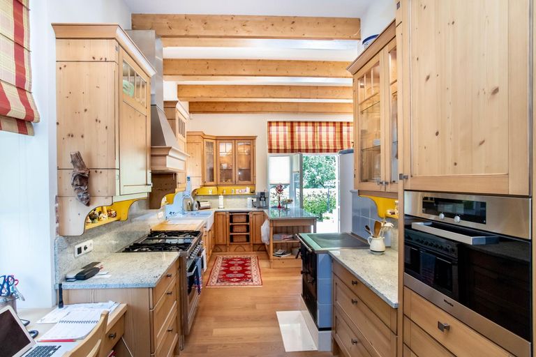 Große Küche mit Ausgang auf Südterrasse