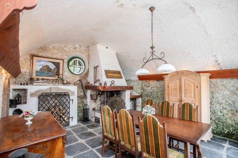 Ritterzimmer mit offenem Kamin (neben Tor)