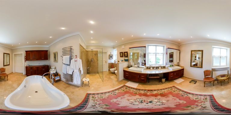 Großes Bad (zu Masterbedroom)