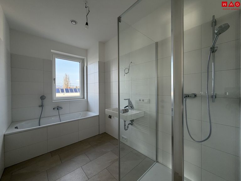 Badezimmer mit Dusche, Badewanne und Fenster
