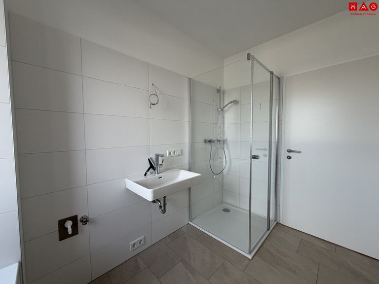 Badezimmer mit Dusche, Badewanne und Fenster