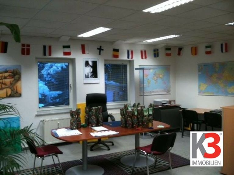 Büro möbliert