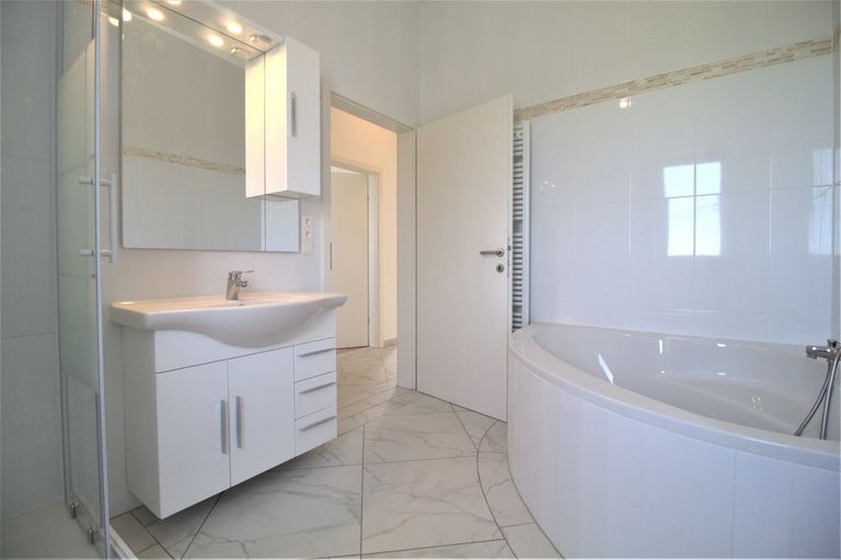 Badezimmer mit Fenster