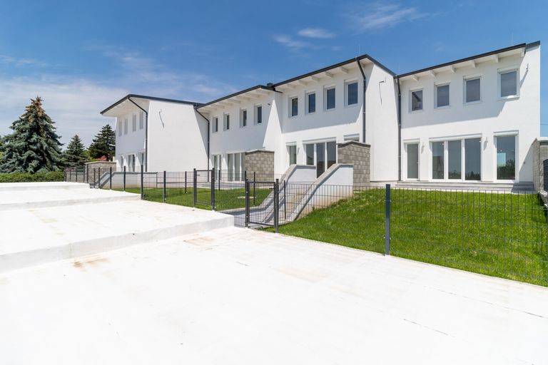 Blick zur Terrasse: 2. Haus von links