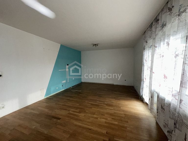 Wohnzimmer mit Zugang Loggia