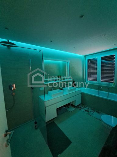 2. Bad mit Dusche und Badewanne