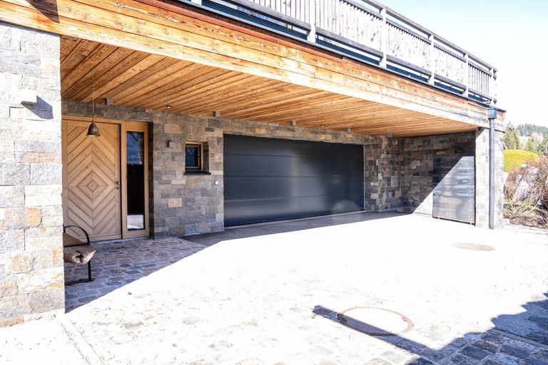 Eingang und Doppelgarage