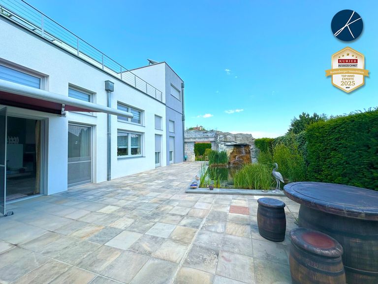 Terrasse mit Wasserfall