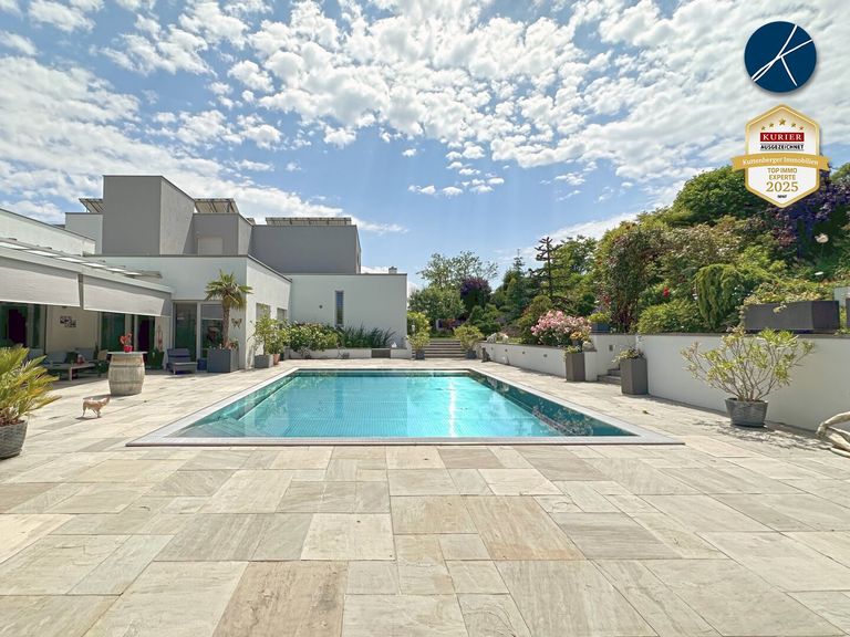 Große Terrasse mit Edelstahl-Überlaufpool