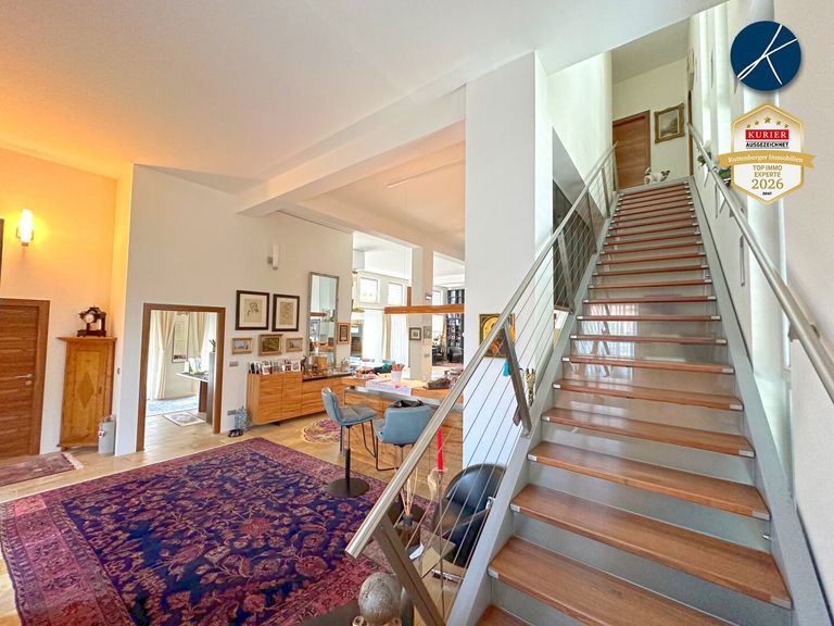 Wohnbereich mit Aufgang zum Master Bedroom