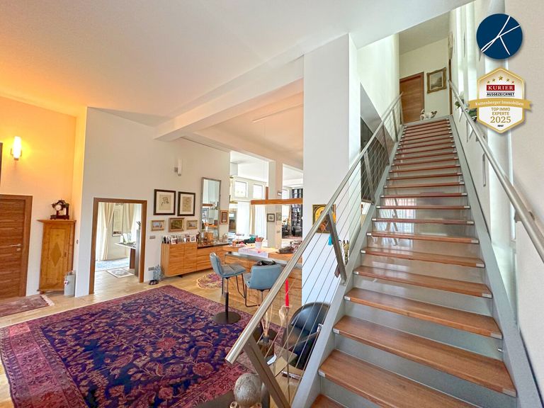 Wohnbereich mit Aufgang zum Master Bedroom