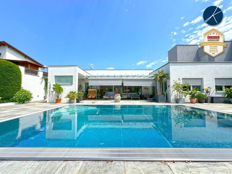 Große Terrasse mit Edelstahl-Überlaufpool