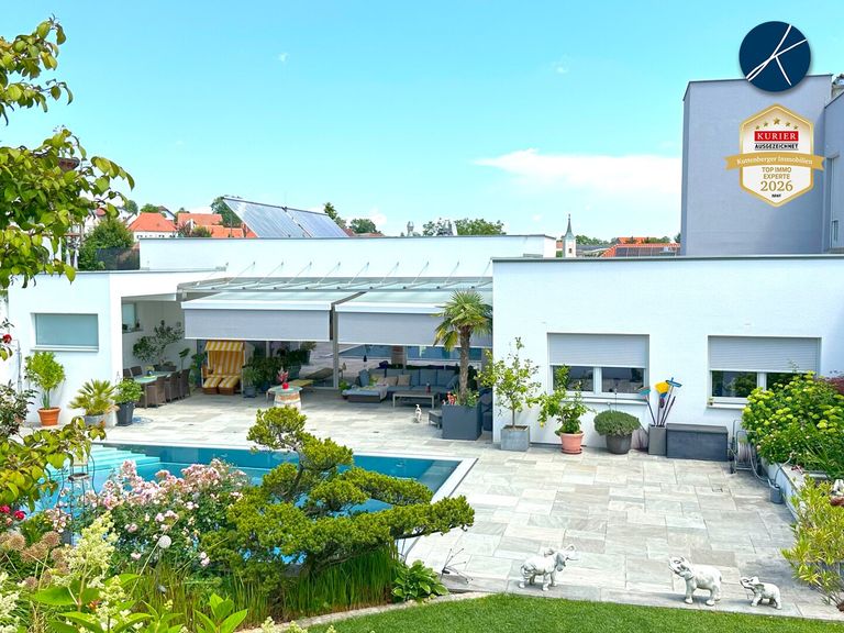 Große Terrasse mit Edelstahl-Überlaufpool