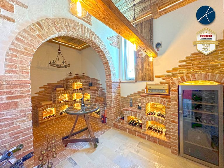Weinlagerraum mit Verkostungstisch