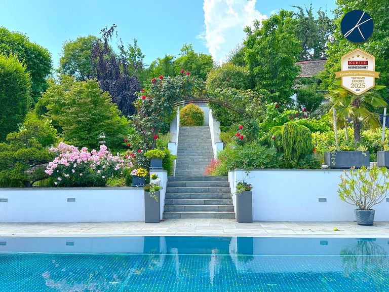 Traumgarten mit Pool, Koi-Teich und Wasserspielen