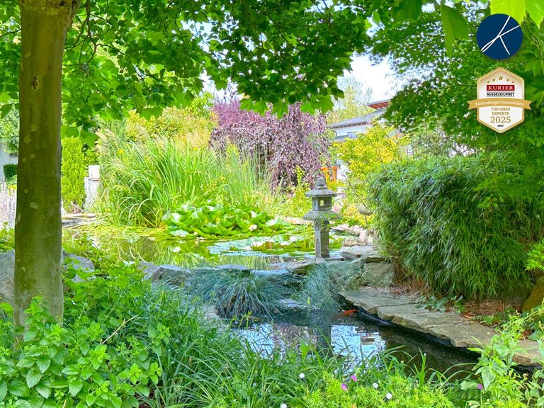 Traumgarten mit Koi-Teich und Wasserspielen
