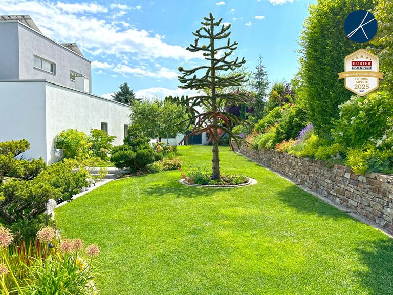 Traumgarten mit Koi-Teich und Wasserspielen