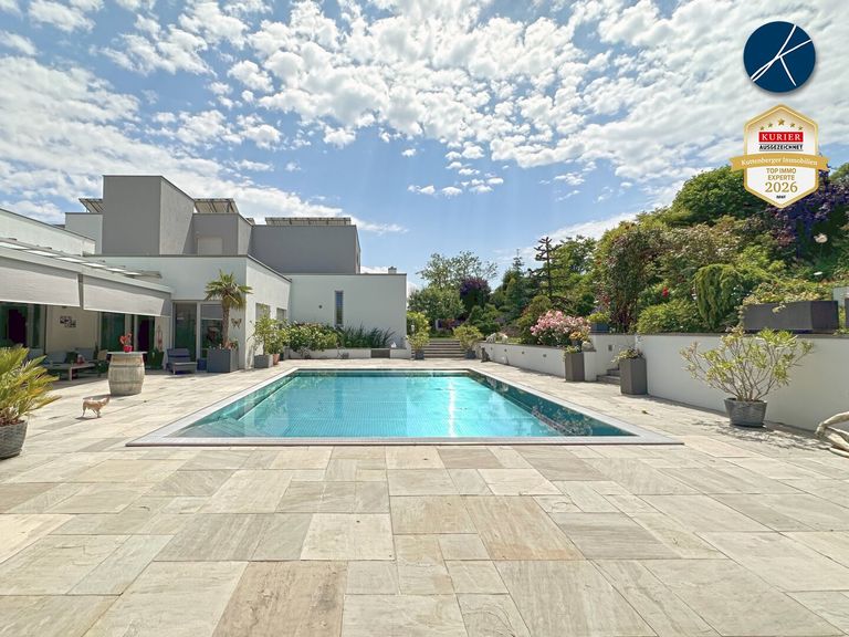 Große Terrasse mit Edelstahl-Überlaufpool