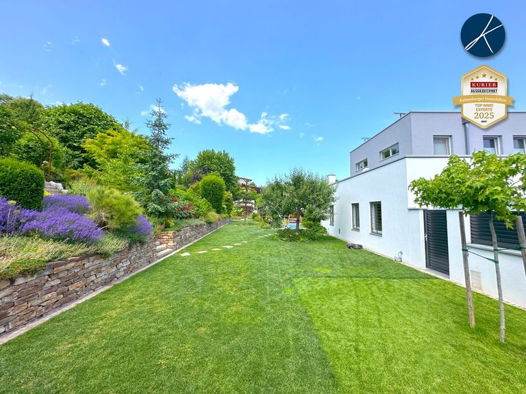 Traumgarten mit Koi-Teich und Wasserspielen