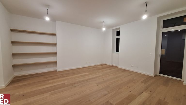 Wohn/Essraum mit offenem Regal und franz. Balkon