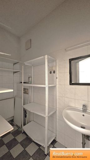 Lagerraum mit Handwaschbecken