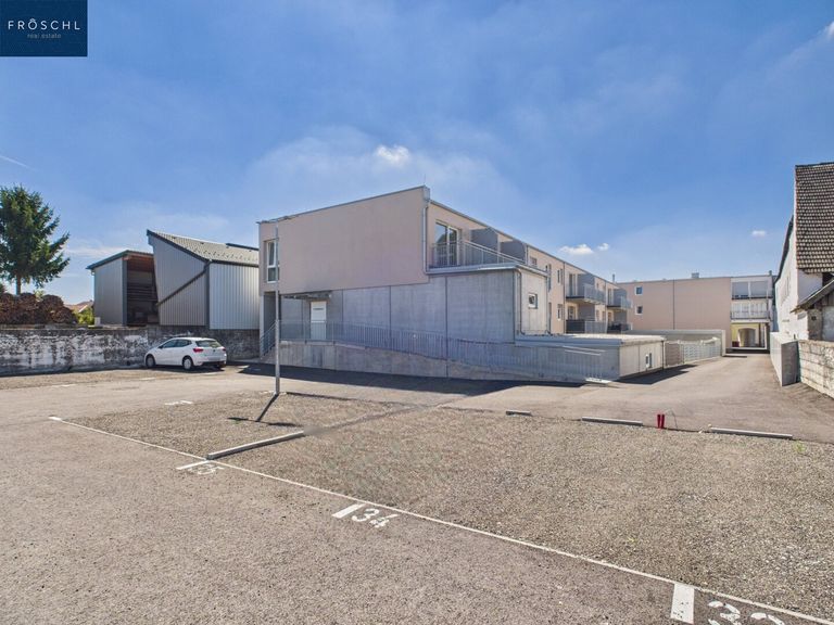 Ansicht vom Parkplatz zur Einfahrt